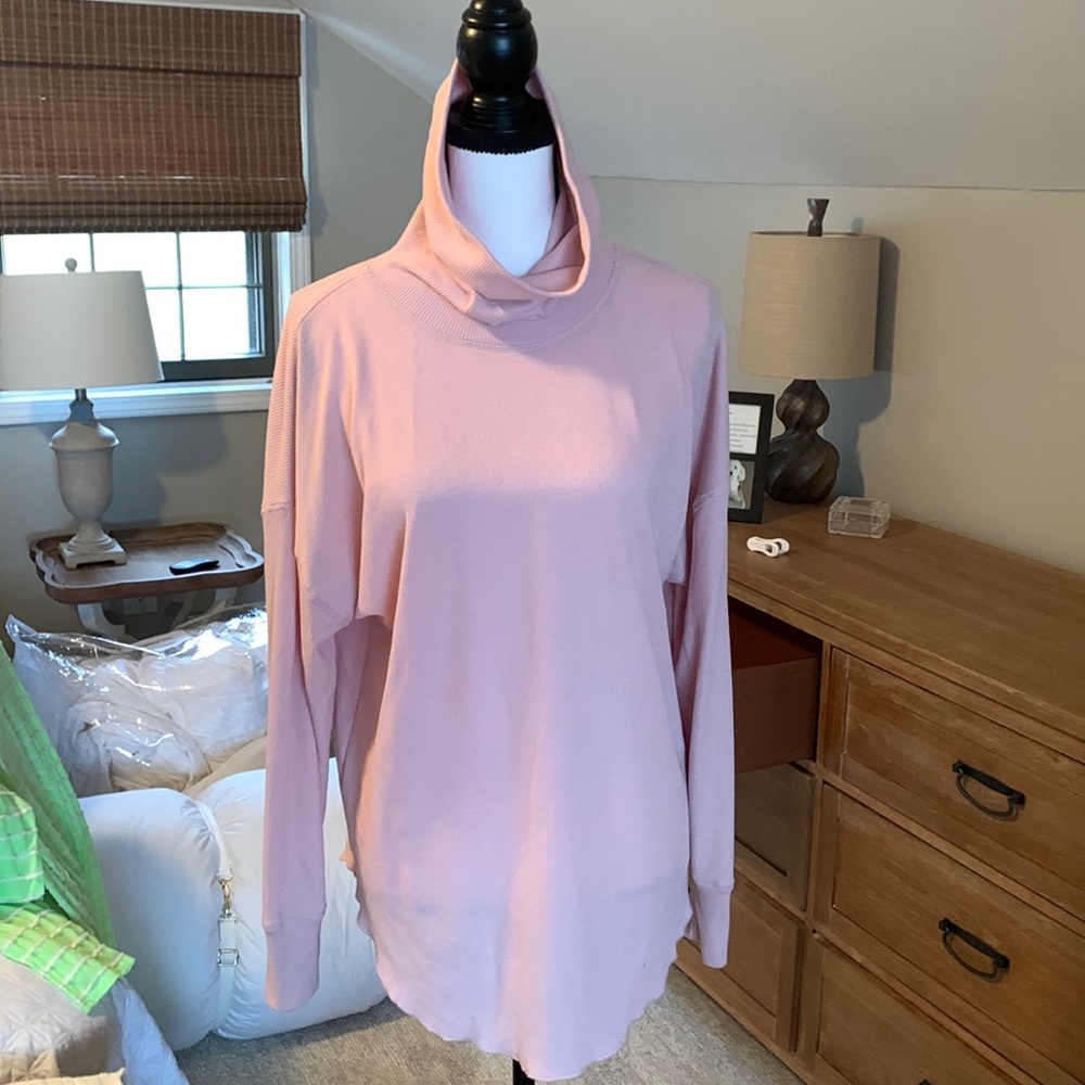 Light summer sweater ribknit loose with shirttail bottom. So comfy NWOT